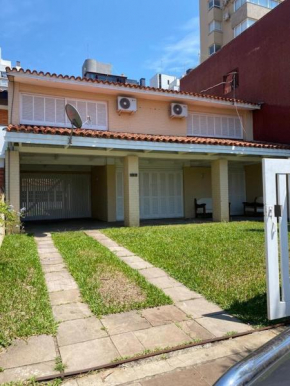 Casa 4 dormitorios 1 quadra da praia